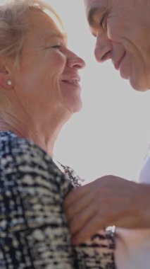 Sevgili son sınıf çifti dışarıda romantik bir dansın tadını çıkarıyor.