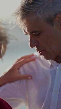 Yaşlı bir çift sahilde tango yapıyor.