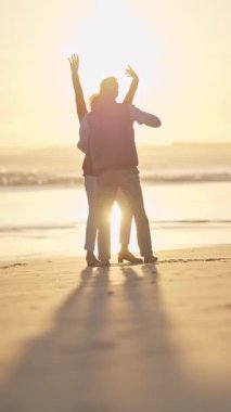 Sevecen emekli çift gün batımında romantik bir kaçamakta özgürlüğün ve eğlencenin tadını çıkarıyor.