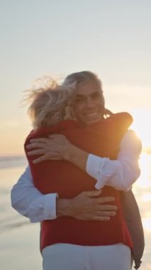 Yaşlı çift sahilde romantik bir anın tadını çıkarıyor.