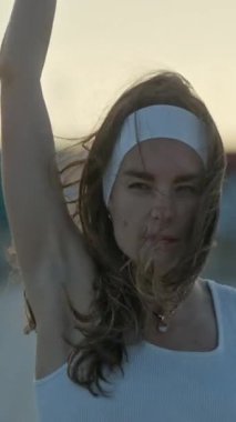 Şehir çatısı üzerinde çağdaş hareketleri pratik yapan zarif bir dansçı.