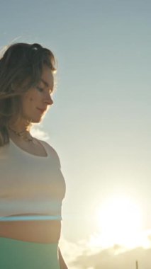 Spor modeli dışarıda güneş ışığıyla ısınıyor.