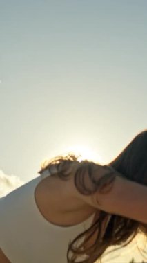 Spor kadını gün doğumunda yoga yapıyor.