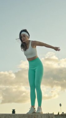 Enerjik kadın dinamik atlama egzersizleri sergiliyor.