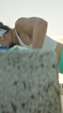 Dışarıda egzersiz yapan, gün doğumunda şınav çeken genç bir kadın.