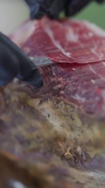 Profesyonel şef ince ince dilimliyor leziz İber jambonu