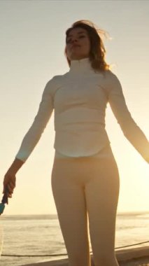 Lizbon 'da güneş doğarken atlama ipiyle atlama eğitimi alan sporcu kadın.