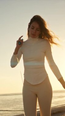 Portekiz, Lizbon 'da tagus nehrinde atlama ipiyle atlama eğitimi alan sporcu kadın.