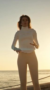 Lizbon, Portekiz 'de günbatımına karşı çağdaş hareketler sergileyen zarif dansçı.