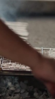 Lezzetli kebaplar ve domuz pastırması ızgarada ızgara, bir şef de onlara eşlik ediyor.