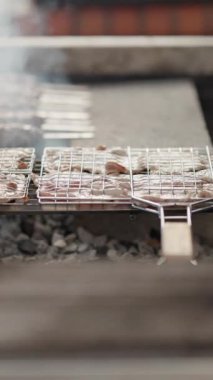 Et parçaları barbeküde ızgara yapıyor.