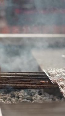 Restoranın dışında ızgarada et pişir.