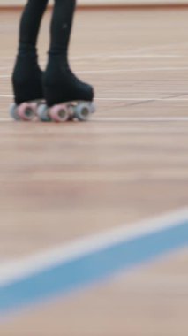 Ahşap zeminde paten kayan çocukların düşük açılı görüntüsü.