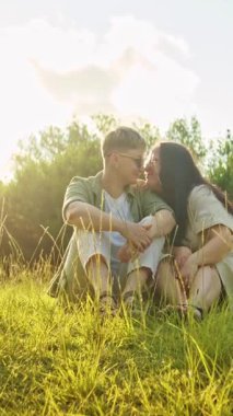 Genç çift doğada romantik bir anın tadını çıkarıyor, altın güneş ışığıyla yıkanmış.