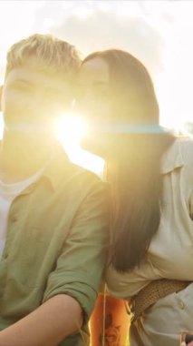 Romantik lezbiyen çift güneşli bir tarlada birlikte hassas bir anın tadını çıkarıyor.