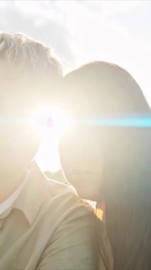 Romantik lezbiyen çift doğada güneşli bir günün tadını çıkarıyor, sevgi ve sevgiyi ifade ediyorlar.