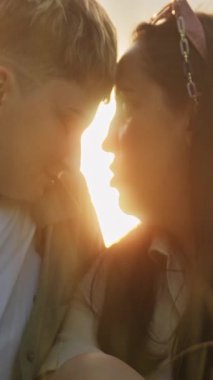 Romantik çift doğada huzurlu bir anın tadını çıkarıyor. Altın saat ışığıyla aydınlanıyor.