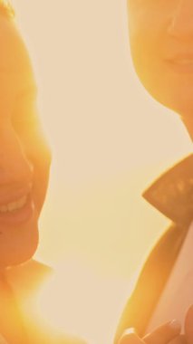 Güzel bir altın saat boyunca romantik bir anın tadını çıkaran arka plandaki çift.