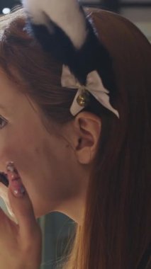 Aynada makyaj yapan, tiyatro kostümlü genç bir kızın yakın çekim profili. Orta çekim