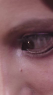 Kanatlı göz kalemi çizen genç bir kadın. Orta çekim