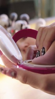 Makyaj yapan genç ve güzel bir bayan Cosplayer. Süngeri taban tonuna batırıyor. Orta çekim