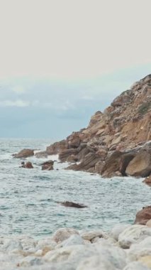 Rocky dağı ve deniz dalgaları kayalara çarpıyor. Peyzaj