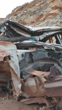 Doğanın kirliliği, dağlarda terk edilmiş bir araba. Orta çekim