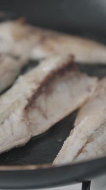 Kızartma tavasında balık kızartma. Orta çekim