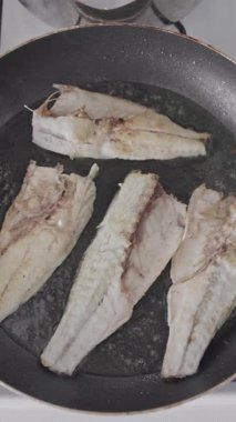 Kızartma tavasında beyaz balık kızartma. Orta çekim