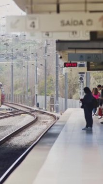 14 Mart 2023 Lizbon, Portekiz: İnsanlar açık bir metro istasyonunda tren bekliyor. Orta çekim