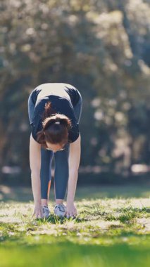 Spor kadını vücudunu ısıtmayı bitir ve gülümse. Orta çekim