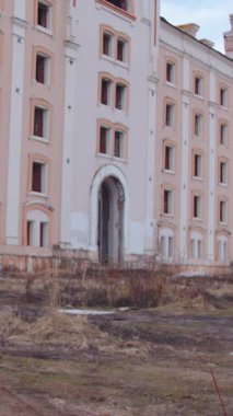 Kıyamet sonrası konsepti. Gaz maskeli bir adam koruyucu elbise ve kimyasal sprey giyiyor. Portre