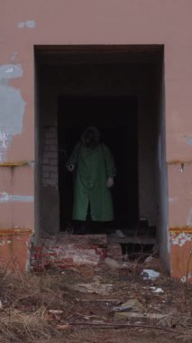 Kıyameti andıran bir kavram. Gaz maskeli bir adam bulutlu bir yerde koruyucu kıyafet giyiyor. Orta atış. Orta çekim