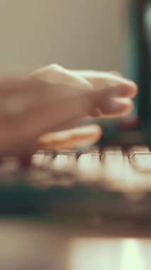 Erkek eller gün ışığında klavyede daktilo çalıyor. Orta çekim