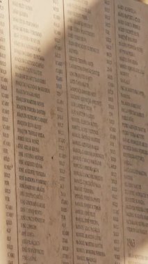 Merhumların isimlerinin yazılı olduğu bir anıt taşı. Orta çekim