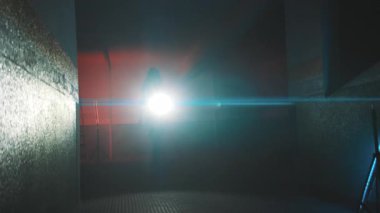 Elinde fener tutan gizemli kadın karanlık, korkunç ve terk edilmiş sanayi bölgesini keşfediyor.