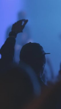 İnsanlar mavi ışıkta canlı bir konserden hoşlanırlar. Orta çekim