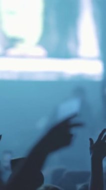 Canlı konserin izleyicileri kollarını sürekli sağa sola sallıyor. Orta çekim