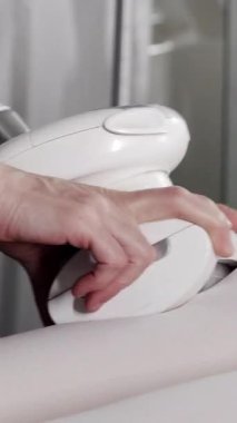 Profesyonel güzellik uzmanı kadınların kalçalarına lpg masajı yapıyor.