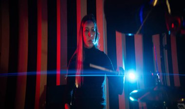 Kadın davulcu bagetleriyle ve dramatik sahne ışıklandırmasıyla müzikal tutkusunu ifade ediyor