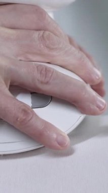 LPG masajı. Beyaz takım elbiseli hastalara karşı vakum cihazını yöneten terapist. Orta çekim