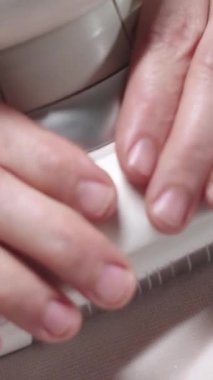 LPG masajı - terapist beyaz takım elbiseli hastalara karşı titreşim cihazı kullanıyor. Orta çekim