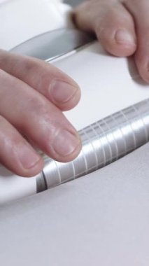 LPG masajı - terapist cihazı beyaz takım elbiseli hastaların vücuduna karşı kullanıyor. Orta çekim