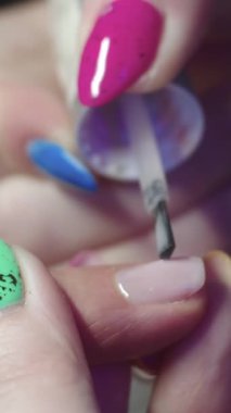 Çivinin yüzeyini çıplaklar tabanıyla kaplamak. Kapat.