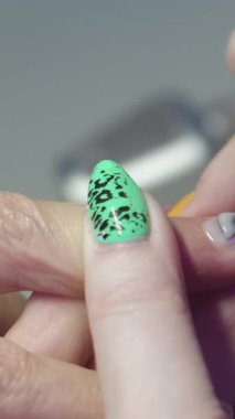 Çıplak tabanı parmağın tırnağına uygulamak. Orta çekim