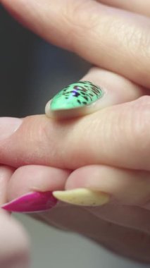 Manikür, çıplak tabanı parmağın tırnağına uygulamak. Kapat.