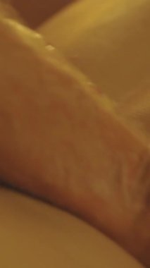 İş sırasında masörlerin ellerini yakın plan çek. Orta çekim