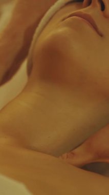 Spa salonundaki bir kadının omuz ve boyun bölgesine masaj yapmak. Orta çekim