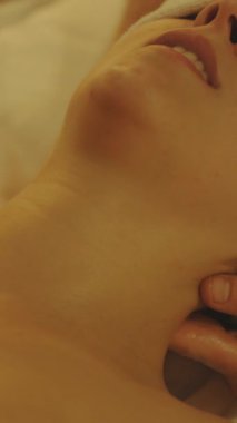 Spa salonunda masaj. Bir kadının omuz ve boyun bölgesine masaj yapıyor. Orta çekim