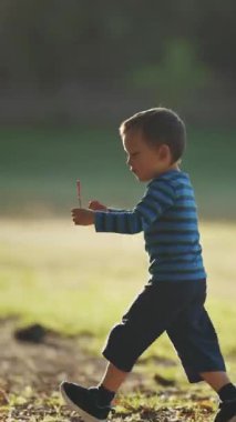 Ailesiyle sabun köpüğüyle oynayan tatlı bir çocuk. Orta çekim